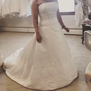 Eden bridal gown size 14  new with tags and veil